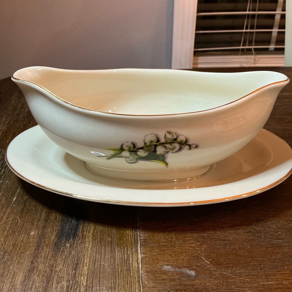 Elegant Cream Gravy Boat with Saucer